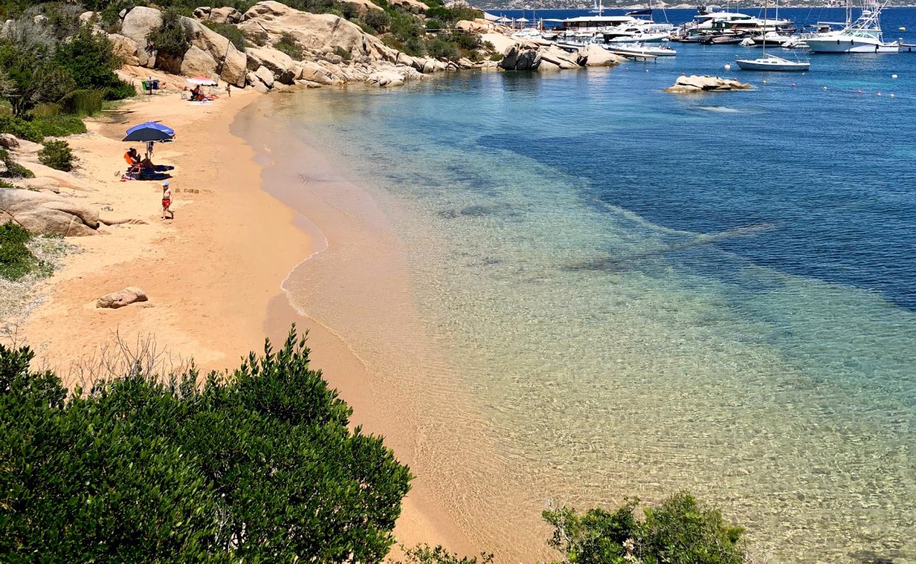 Photo de Spiaggia di Cala Inglese avec sable brun de surface