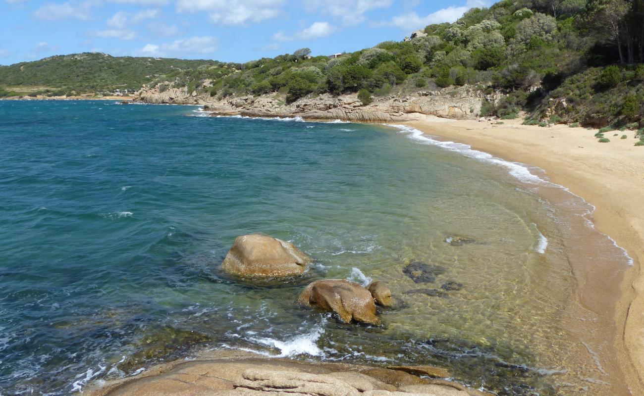 Photo de Cala Ginepro avec caillou fin clair de surface