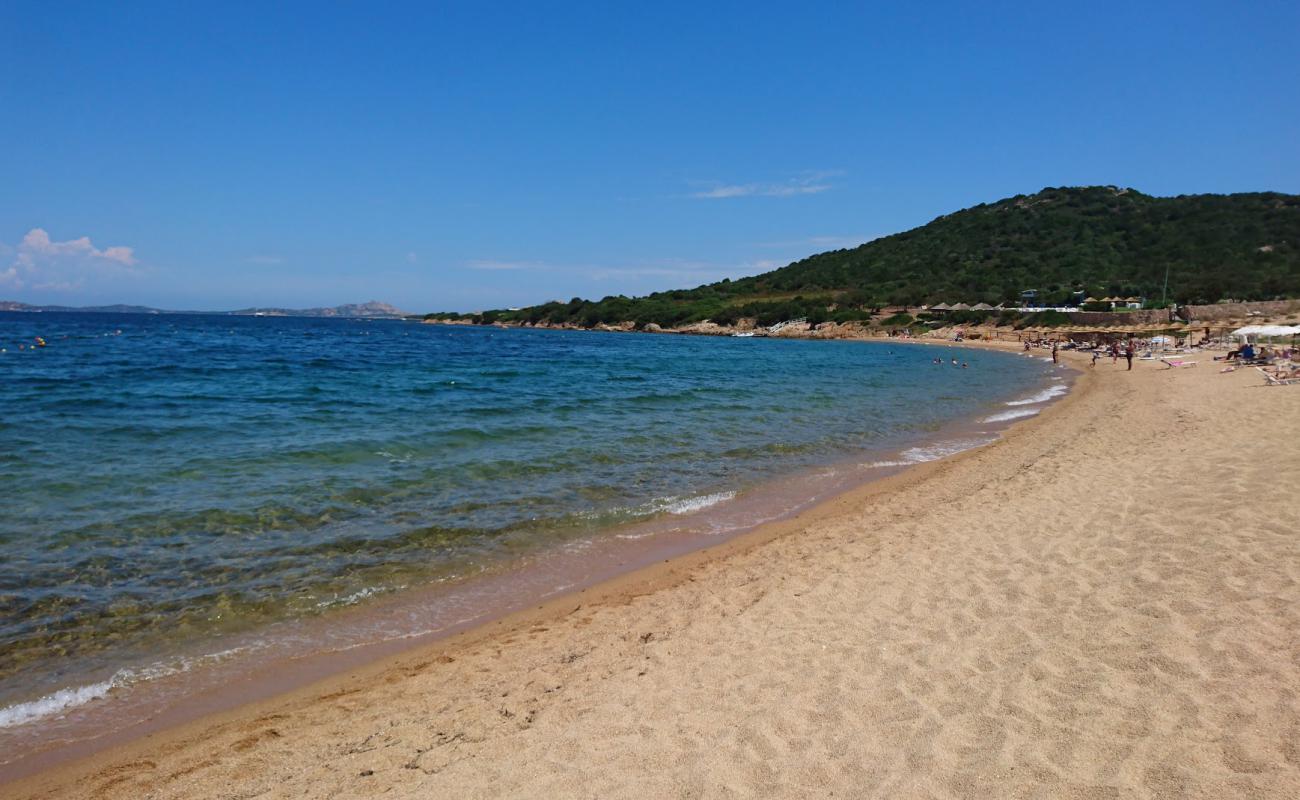 Photo de Spiaggia delle Saline avec caillou fin clair de surface