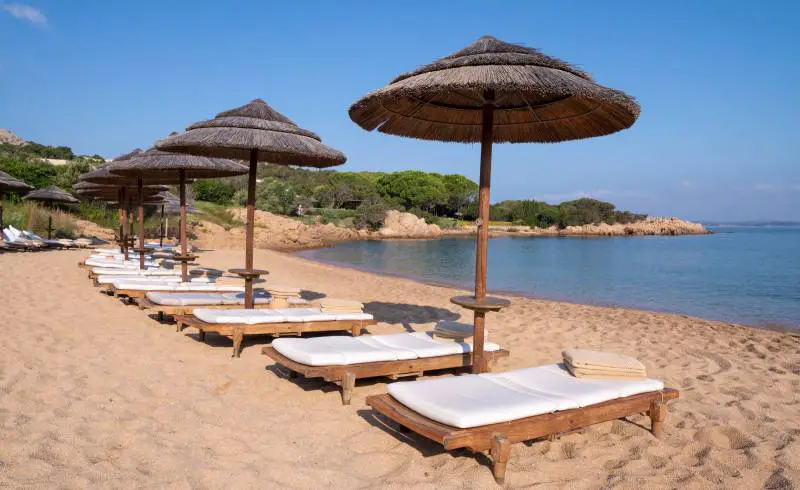 Photo de Spiaggia Liscia di Vacca II avec petits galets beige de surface