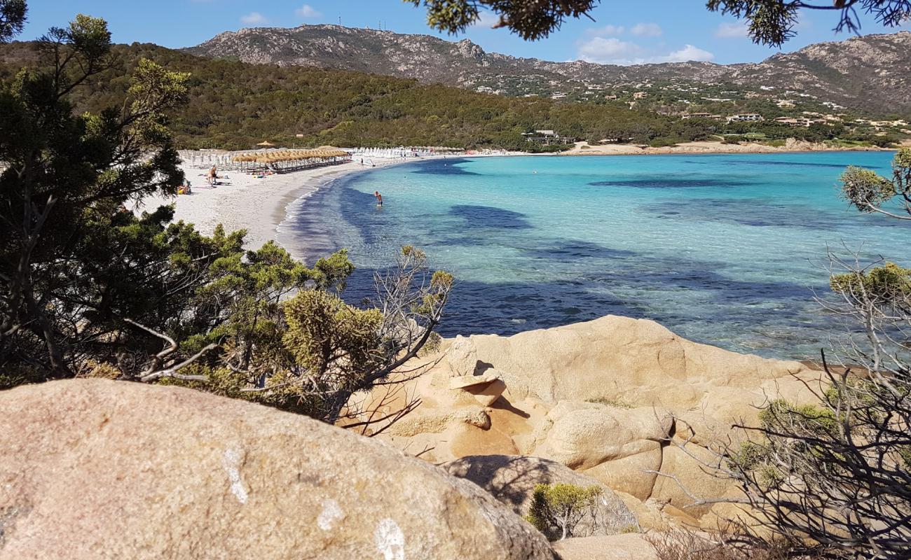 Photo de Plage de Grande Pevero avec sable blanc de surface