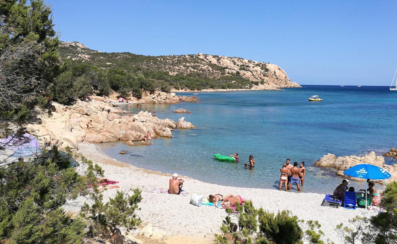 Photo de Cala Liccia avec caillou fin clair de surface