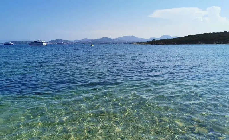 Photo de Cala Razza di Juncu avec sable clair avec caillou de surface