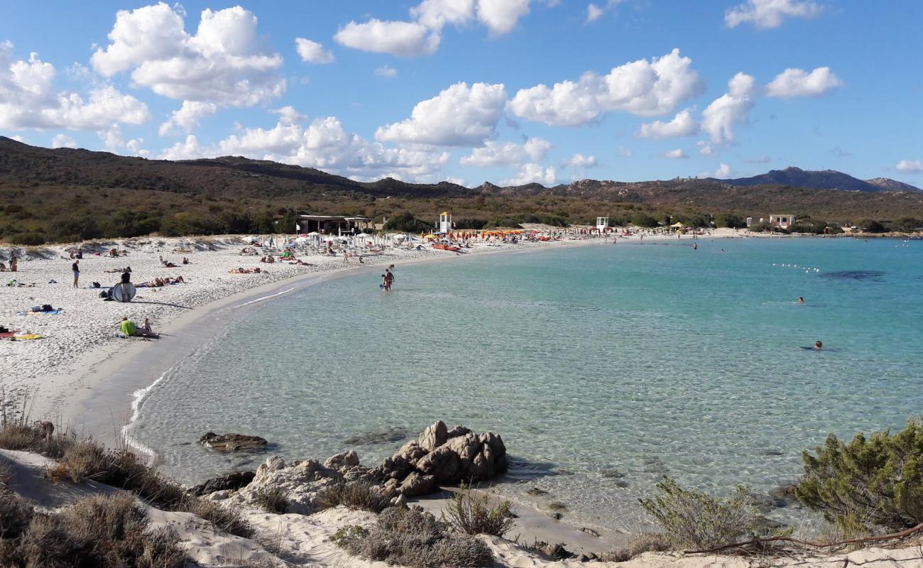 Photo de Plage de Portisco avec sable beige de surface
