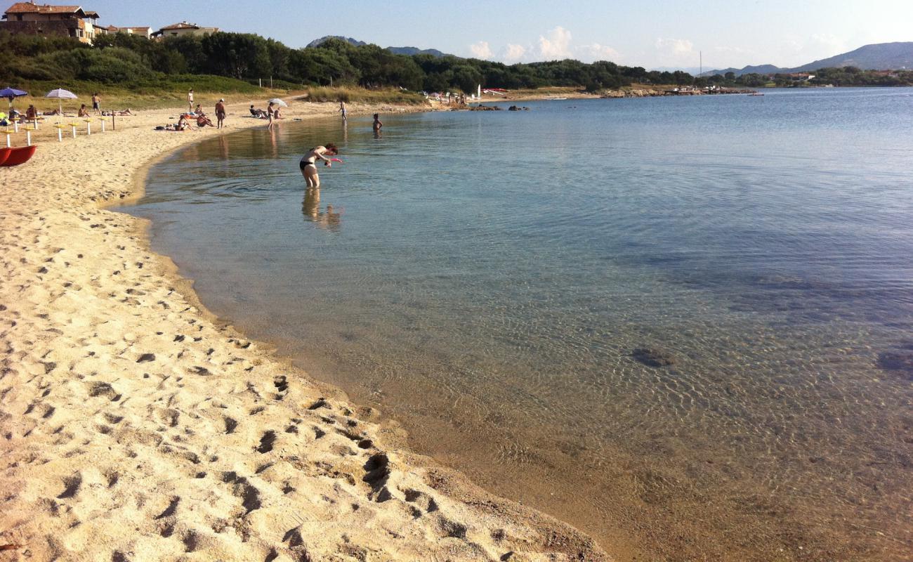 Photo de Spiaggia de Su Nuragheddu avec sable lumineux de surface