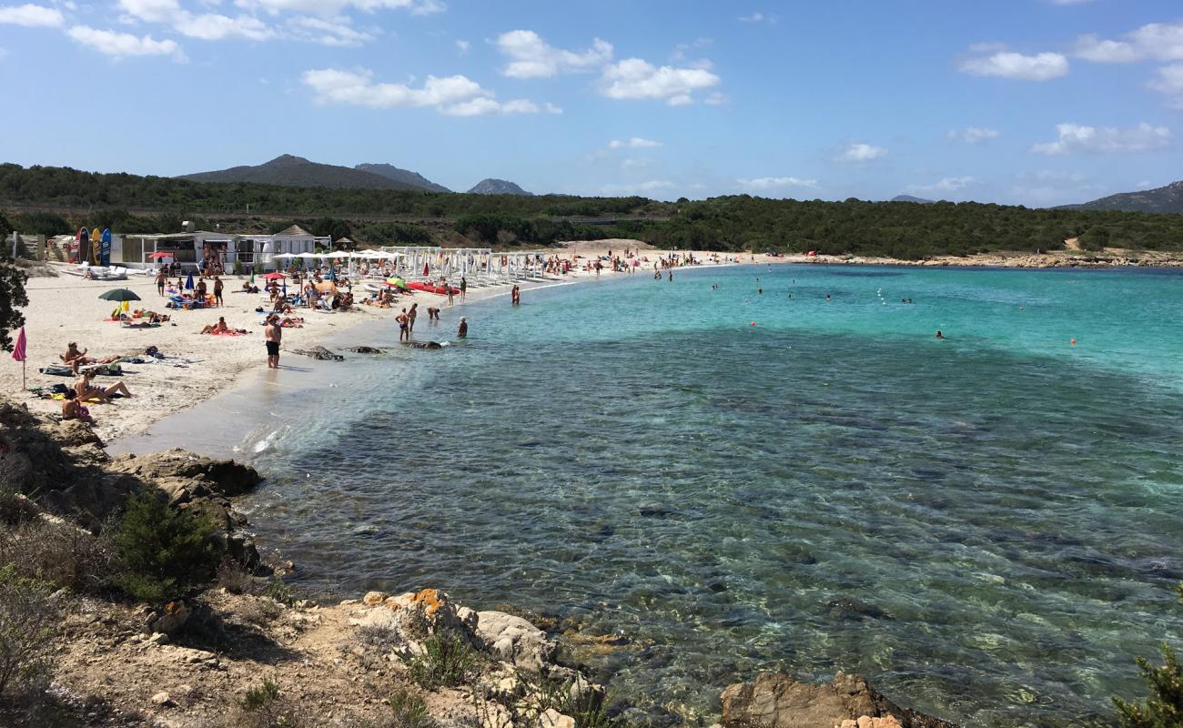 Photo de Spiaggia di Cala Sabina avec sable fin blanc de surface