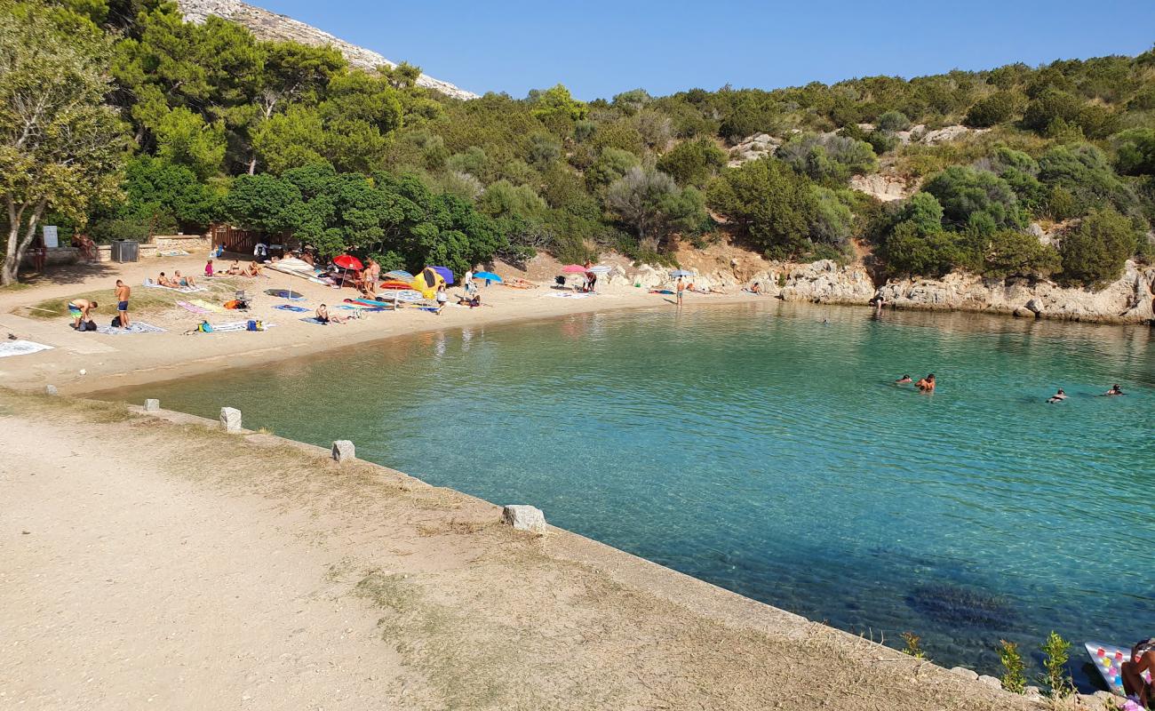Photo de Plage de Cala Moresca avec sable beige de surface