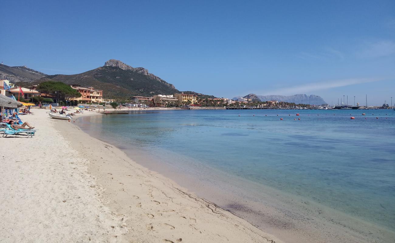 Photo de Spiaggia Golfo Aranci avec caillou fin clair de surface