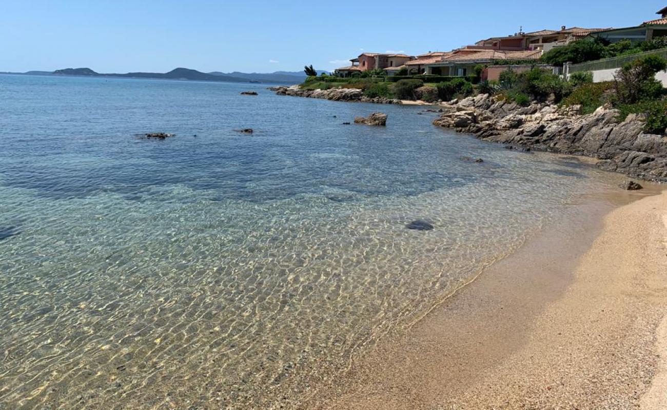 Photo de Spiaggia S'abba e sa Pedra avec sable lumineux de surface