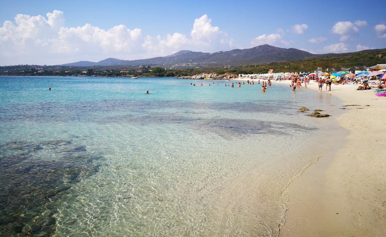 Photo de Plage Bianca avec sable fin et lumineux de surface