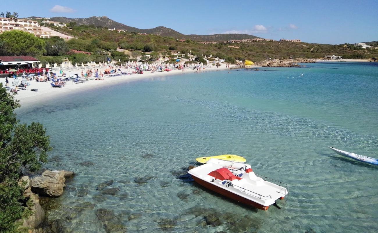 Photo de Plage de Sos Aranzos avec sable fin blanc de surface