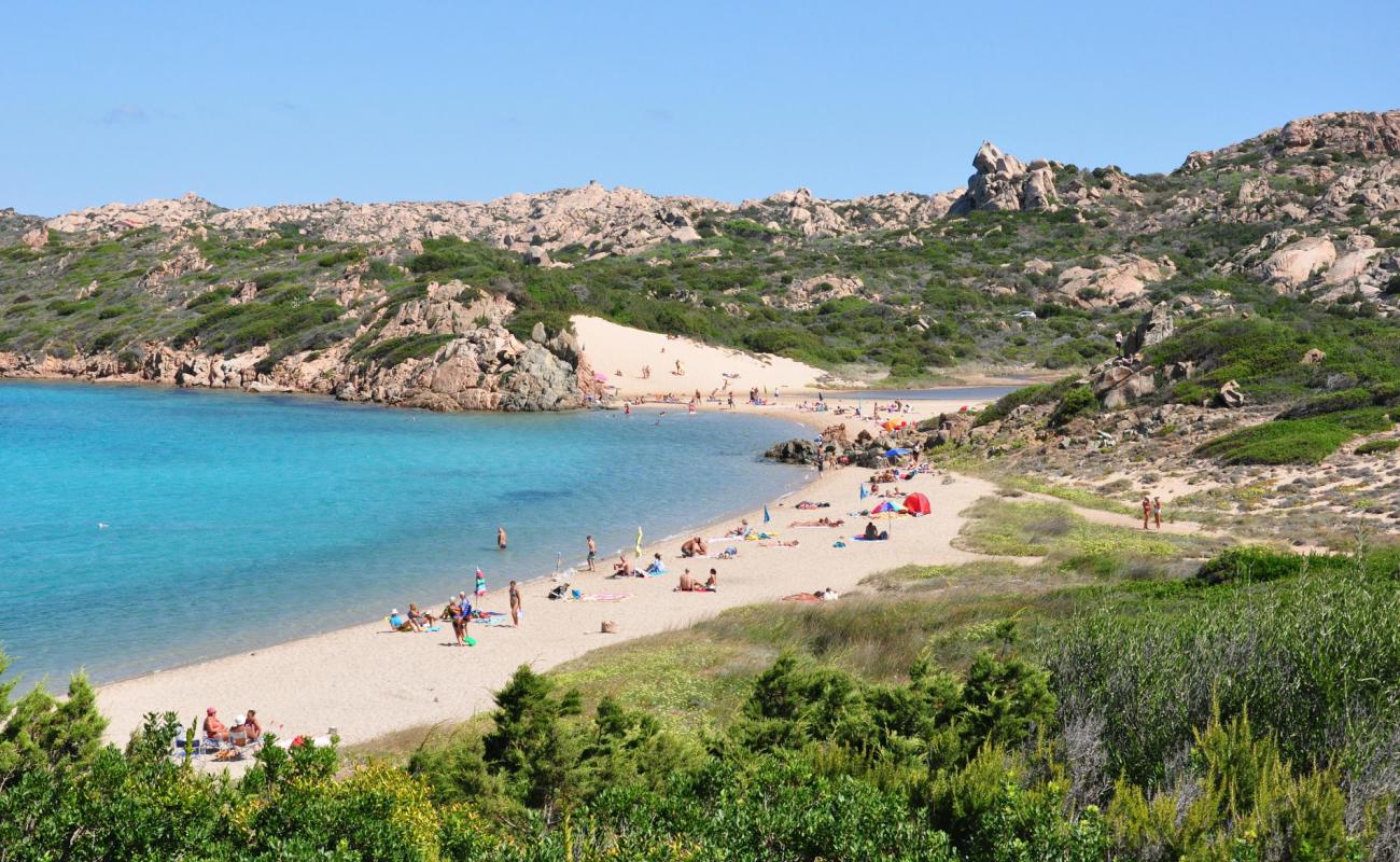 Photo de Spiaggia Monti D'A Rena avec petits galets beige de surface