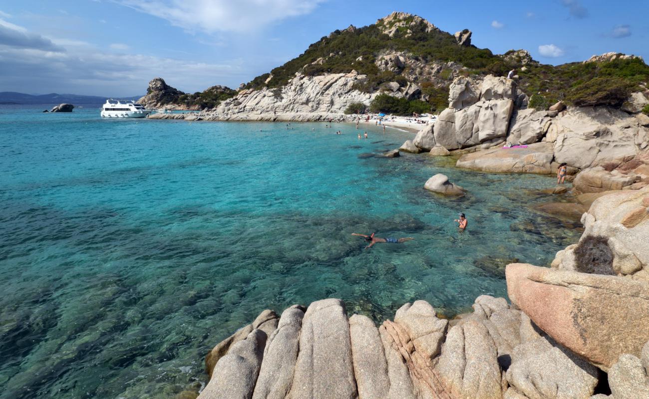 Photo de Plage de Spargi La Maddalena avec sable fin et lumineux de surface