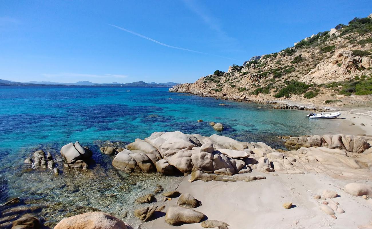 Photo de Cala Mariolino avec sable lumineux de surface