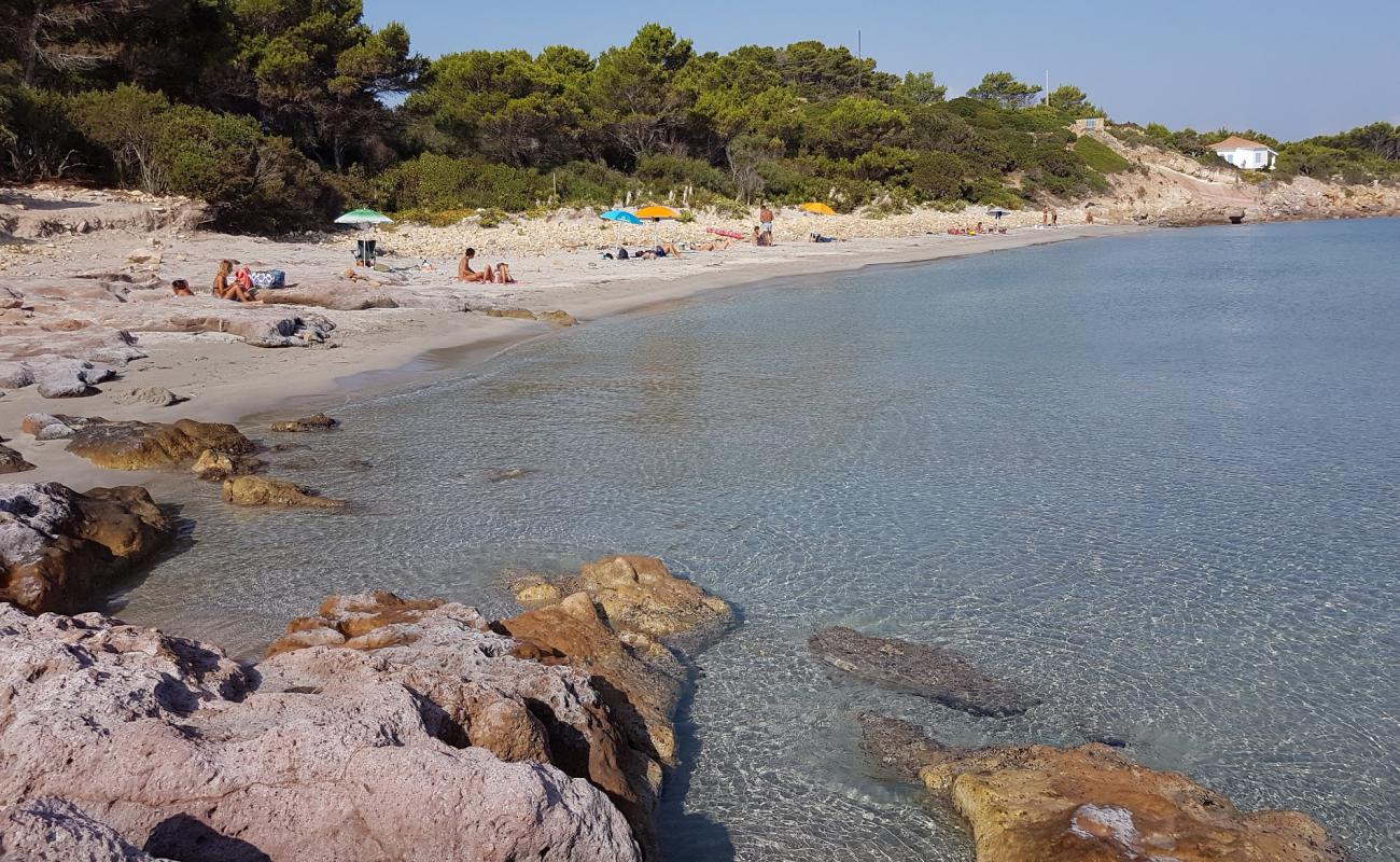 Photo de Guidi Beach avec sable beige & pierres de surface