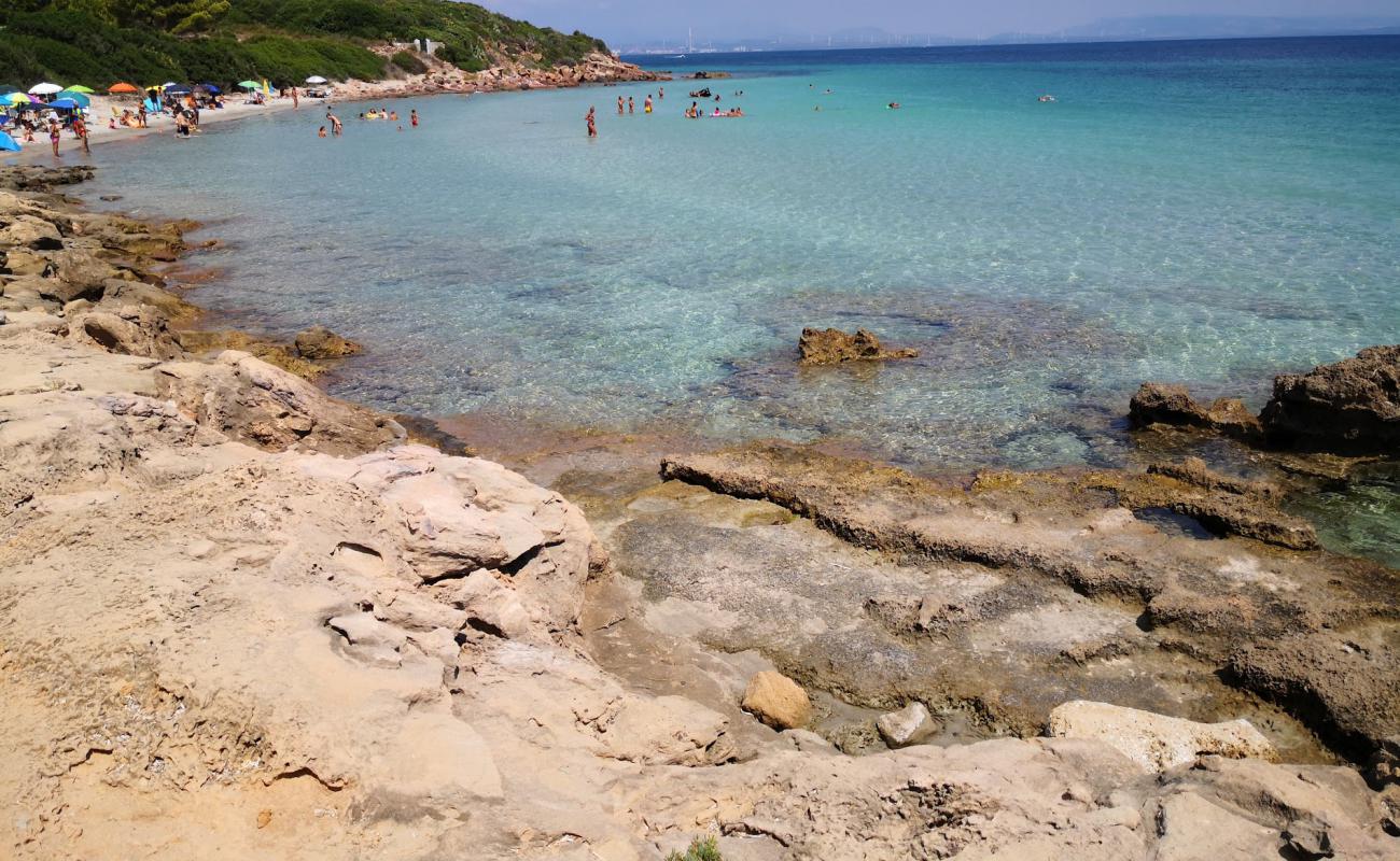 Photo de Girin beach avec sable fin et lumineux de surface