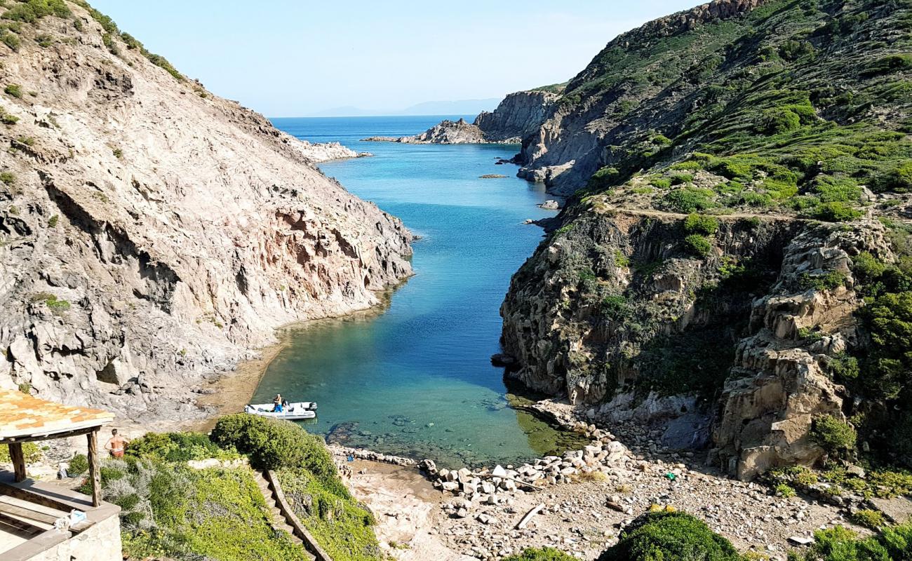 Photo de Cala Vinagra avec sable gris & rochers de surface