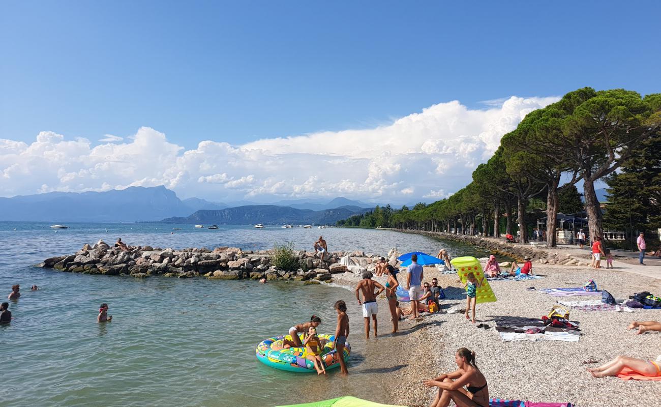 Photo de Lazise Beach avec petits galets gris de surface