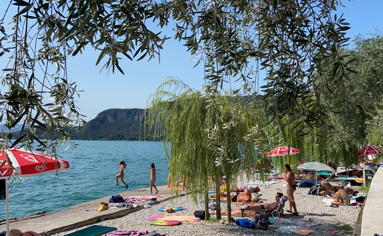 Photo de Spiaggia La Cavalla Garda avec galets gris de surface