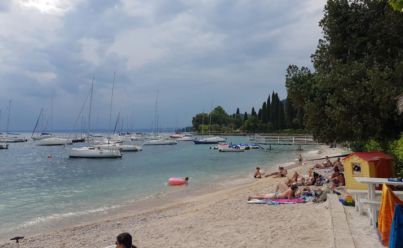 Photo de Garda beach avec petits galets gris de surface