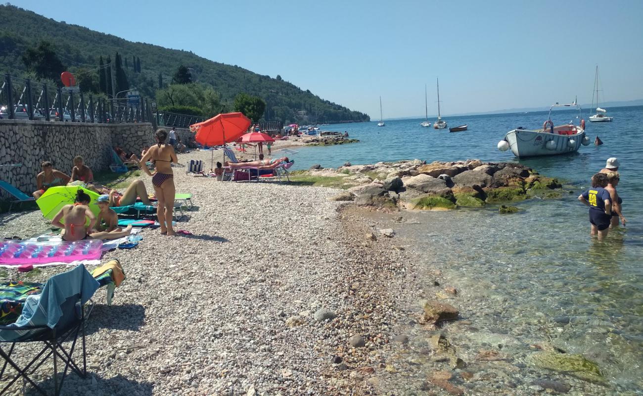 Photo de Spiaggia di Torri del Benaco avec galets gris de surface