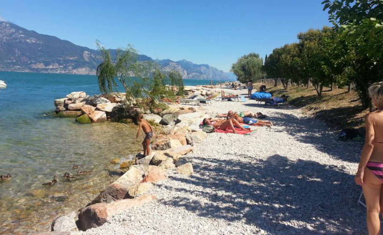 Photo de Torri del Benaco Beach avec galets gris de surface
