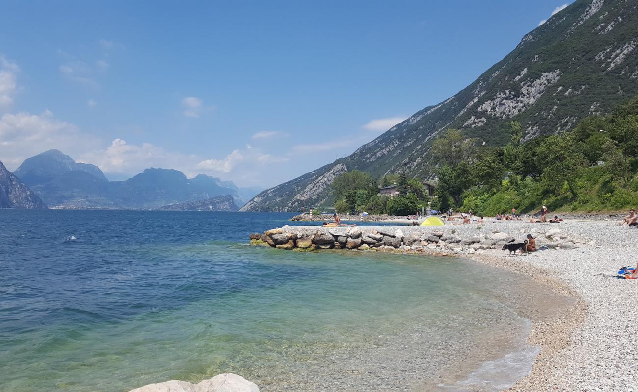 Photo de Navene Beach avec galets beige de surface