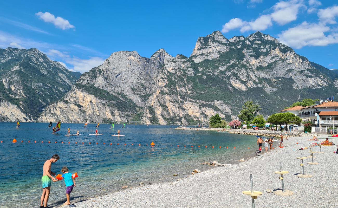 Photo de Spiaggia di Torbole avec petits galets gris de surface