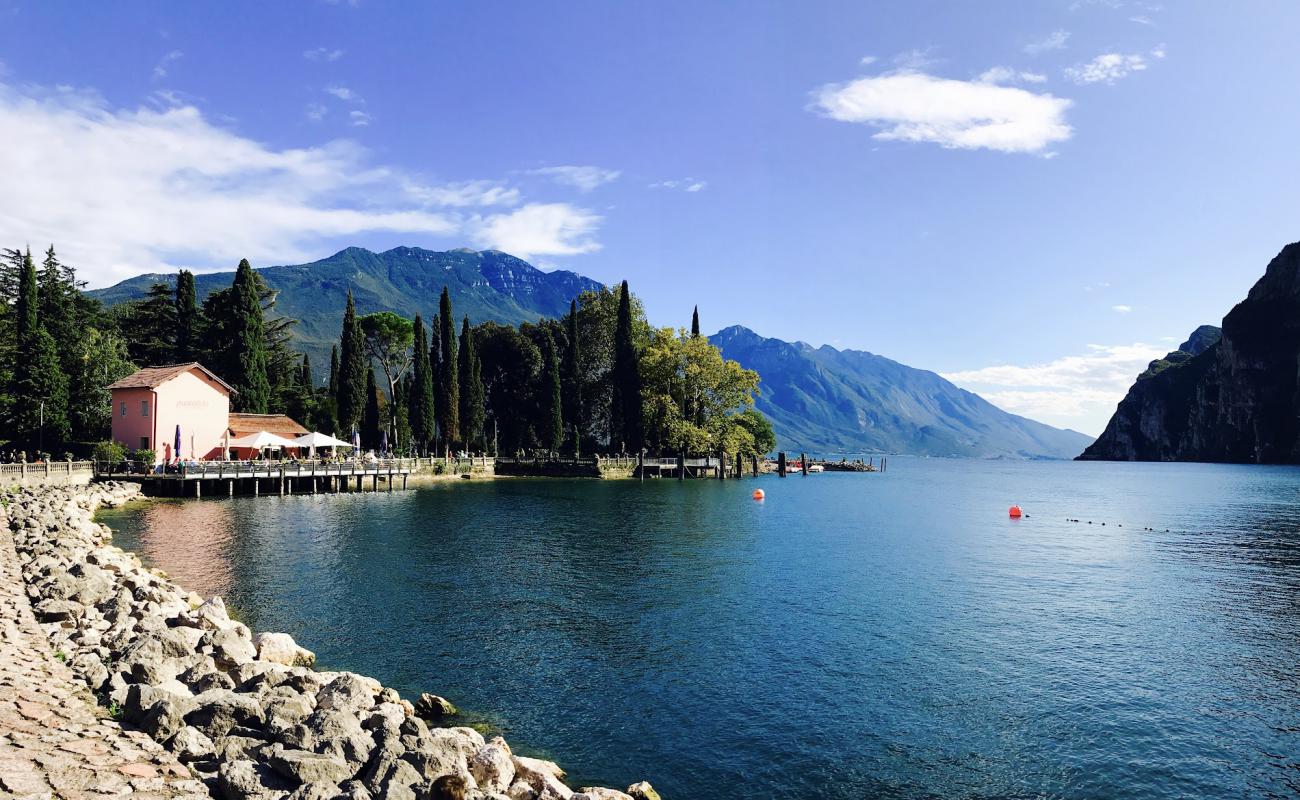 Photo de Spiaggia Riva del Garda avec terrain rocheux de surface