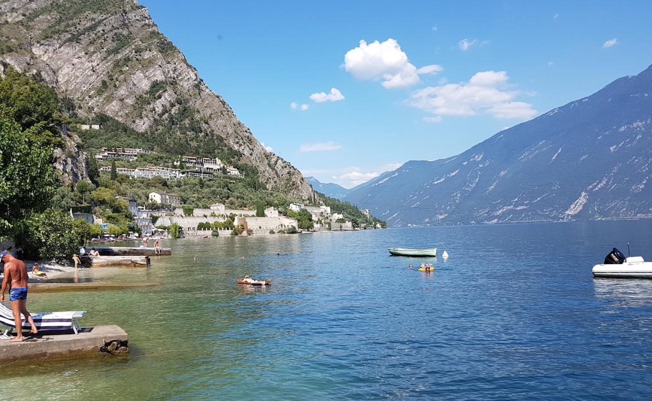 Photo de Limone Beach avec petits galets gris de surface