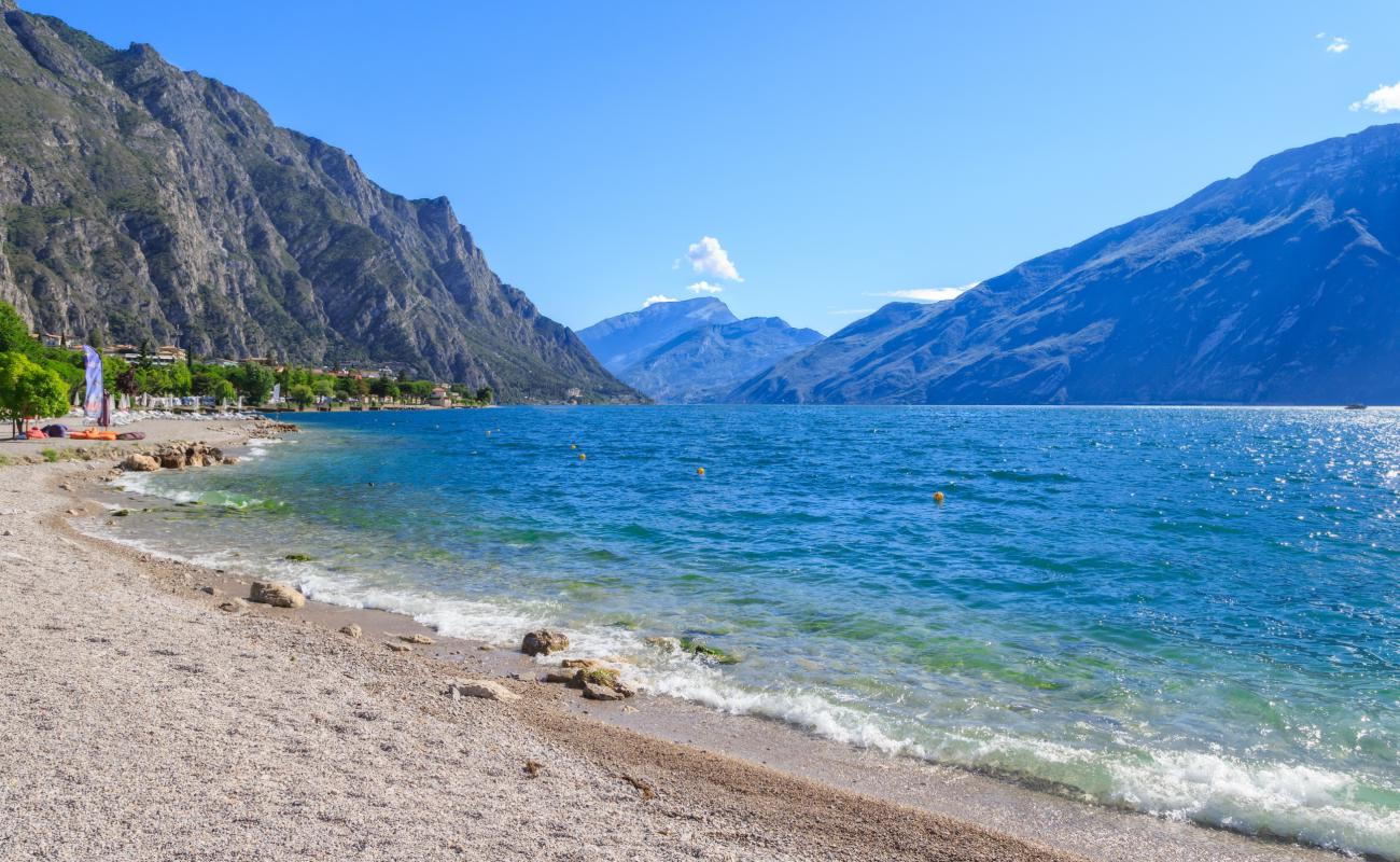 Photo de Plage de Lemana avec petits galets gris de surface