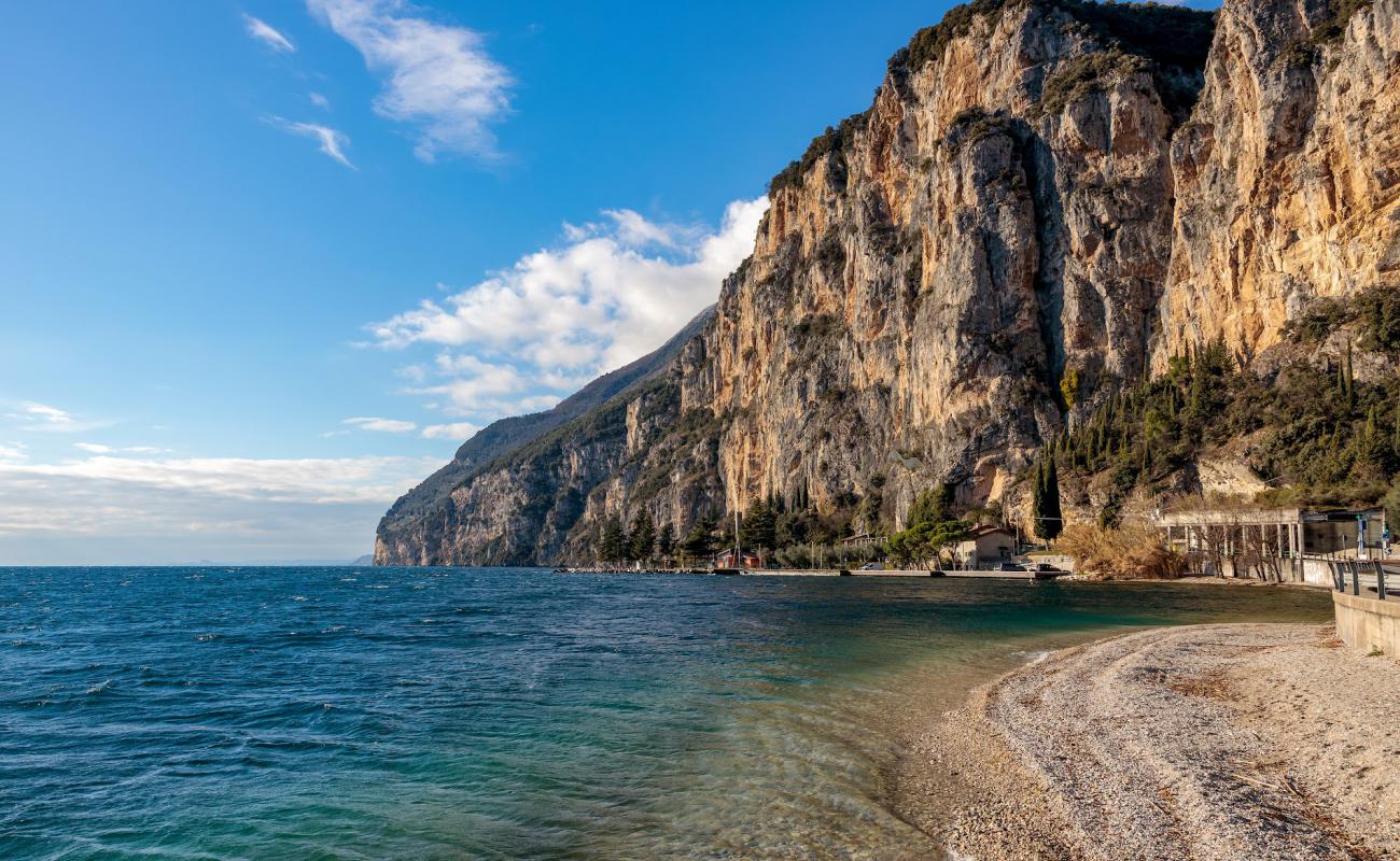 Photo de Spiaggia Tignale avec petits galets beige de surface