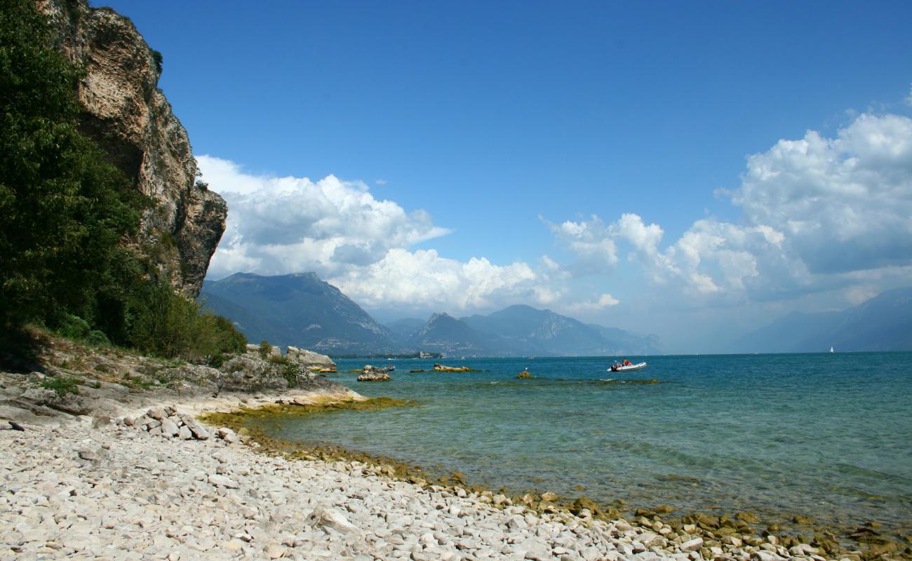 Photo de Spiaggia della Rocca avec roches de surface