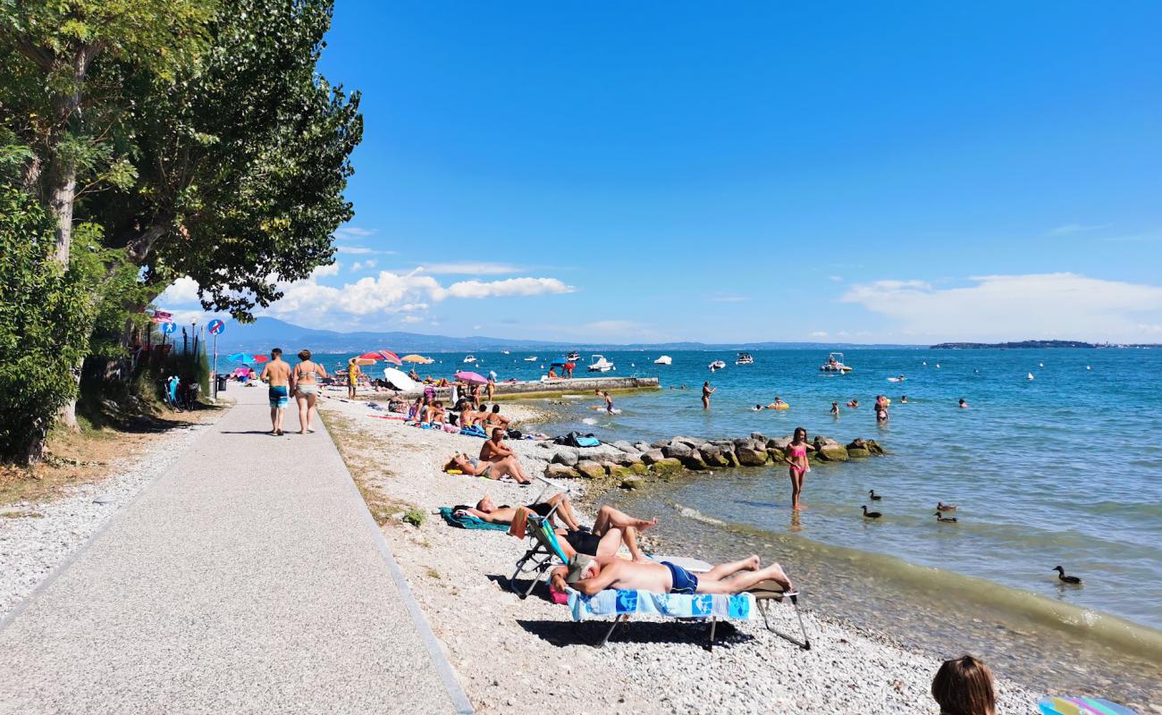 Photo de Lido di Moniga avec caillou gris de surface