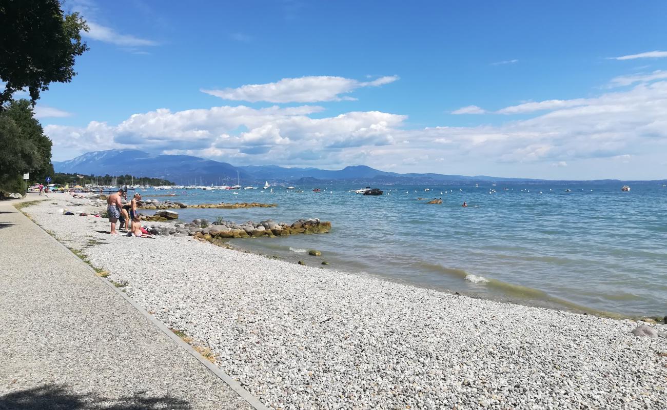 Photo de Padenghe Beach avec caillou fin gris de surface