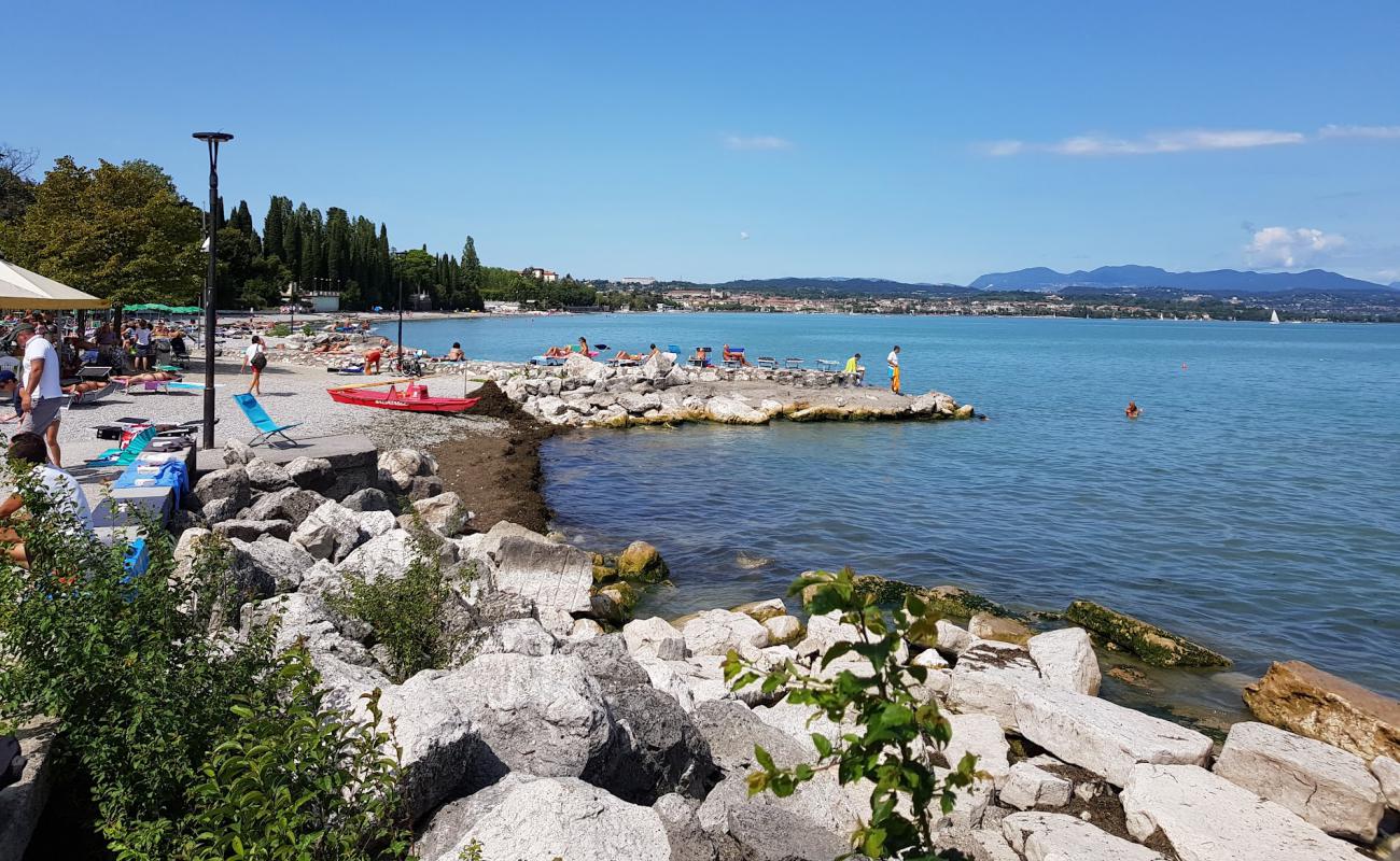 Photo de Spiaggia di Rivoltella avec caillou fin gris de surface