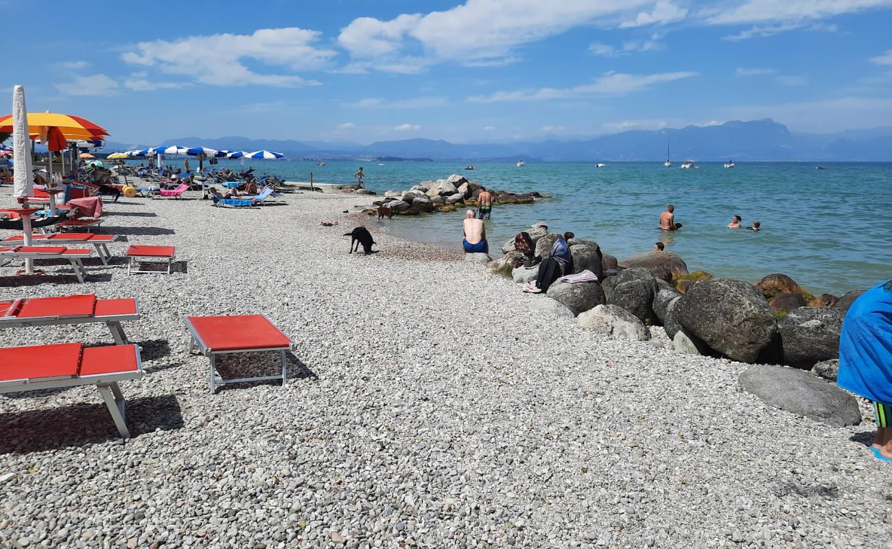 Photo de Spiaggia Peschiera avec caillou fin gris de surface