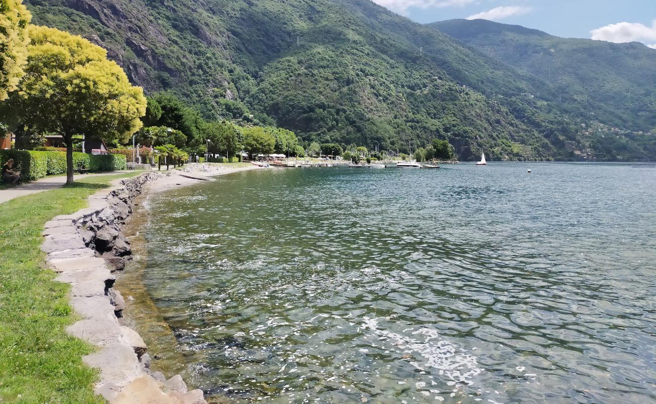 Photo de Spiaggia di Dervio avec sable gris de surface