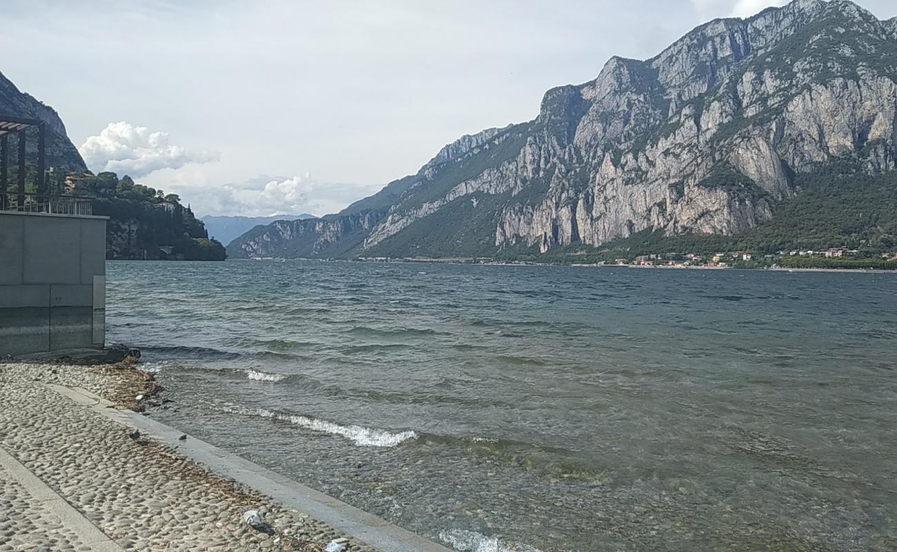 Photo de Spiaggia di Malgrate avec terrain rocheux de surface