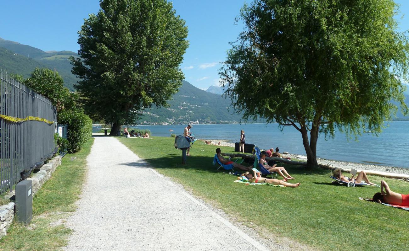 Photo de Spiaggia di Domaso avec galets gris de surface