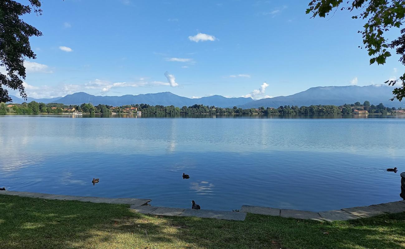 Photo de Lago di Monate avec herbe de surface