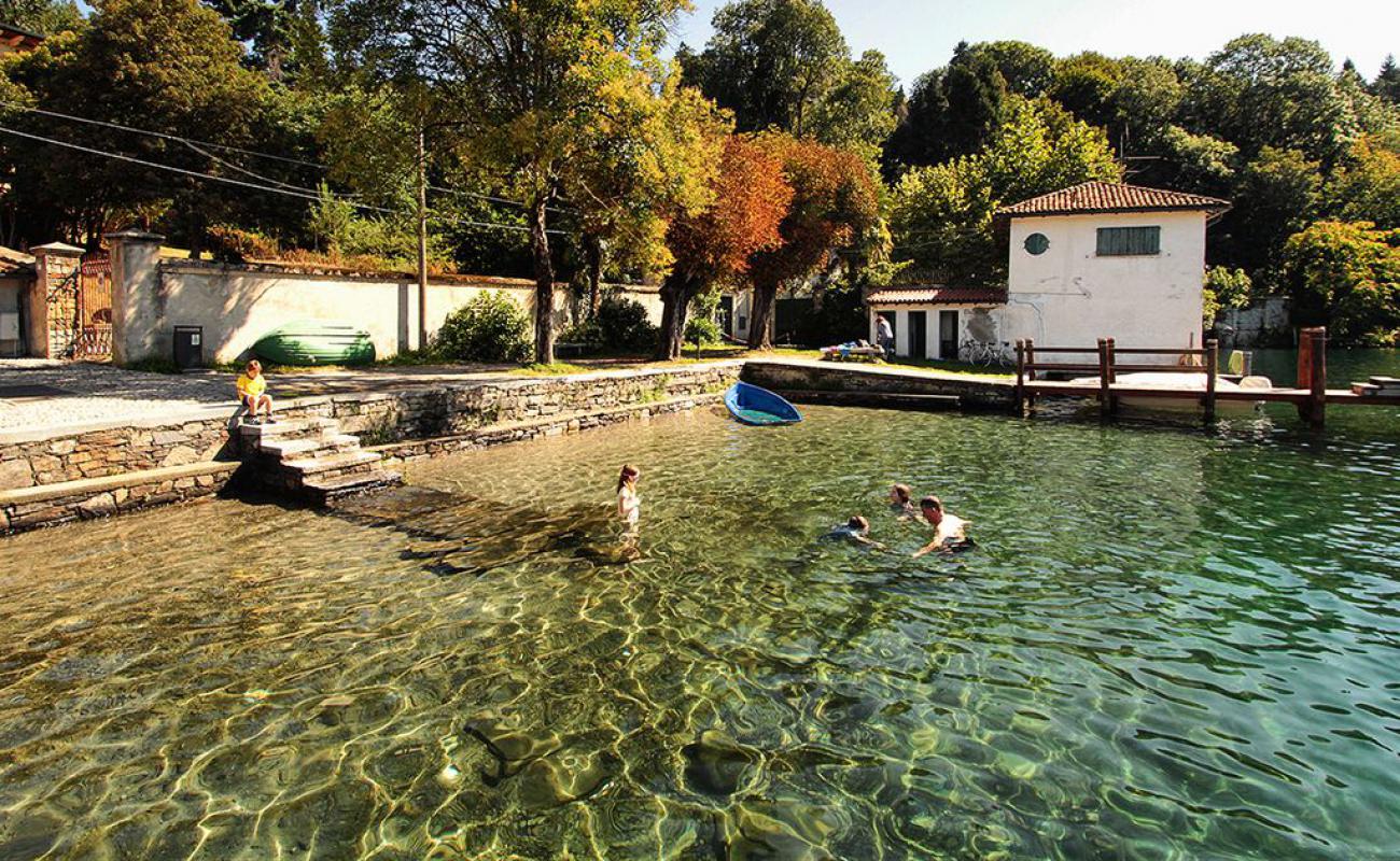 Photo de Sassi Beach avec surface béton pavée de surface