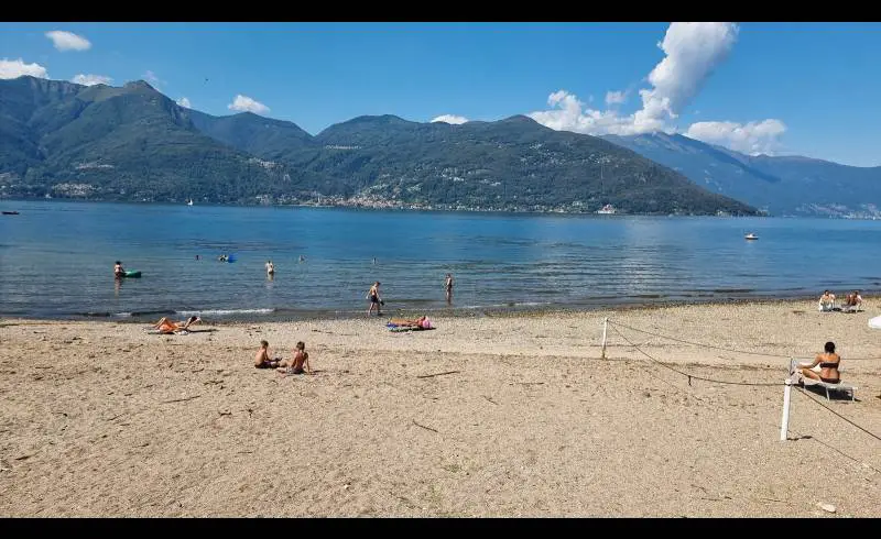 Photo de Spiaggia Parco Lungolago avec sable gris & galets de surface