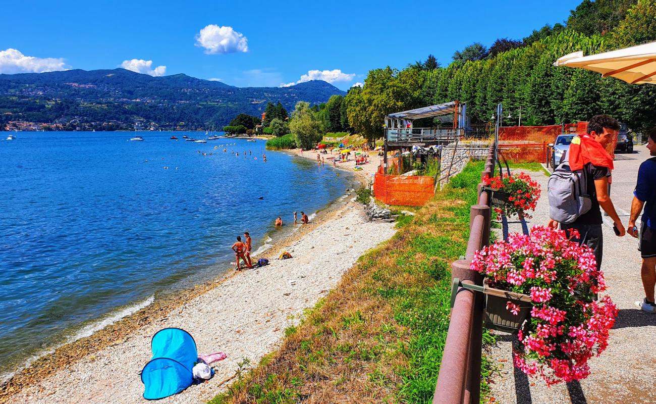 Photo de Spiaggia di Angera avec sable beige & galets de surface