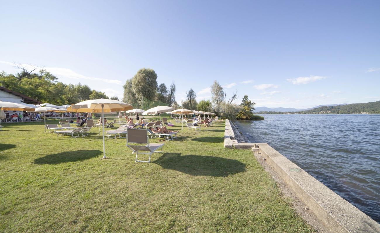 Photo de Pirolino Beach avec herbe de surface