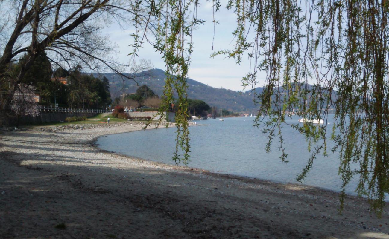 Photo de Spiaggia sul lago Maggiore avec sable gris & rochers de surface
