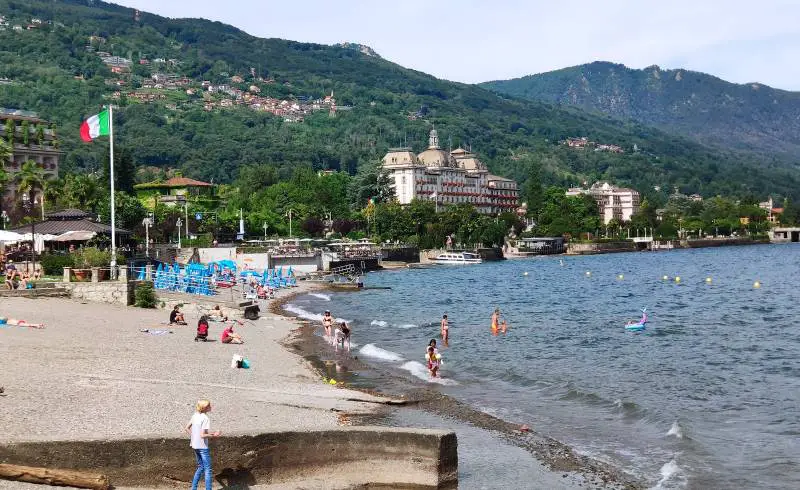 Photo de Spiaggia di Stresa avec galets gris de surface