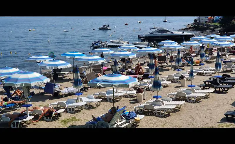 Photo de Lido Baveno avec sable lumineux de surface