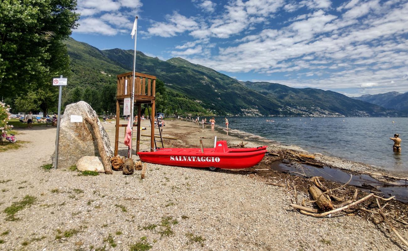 Photo de Lido di Cannobio avec sable brillant et rochers de surface