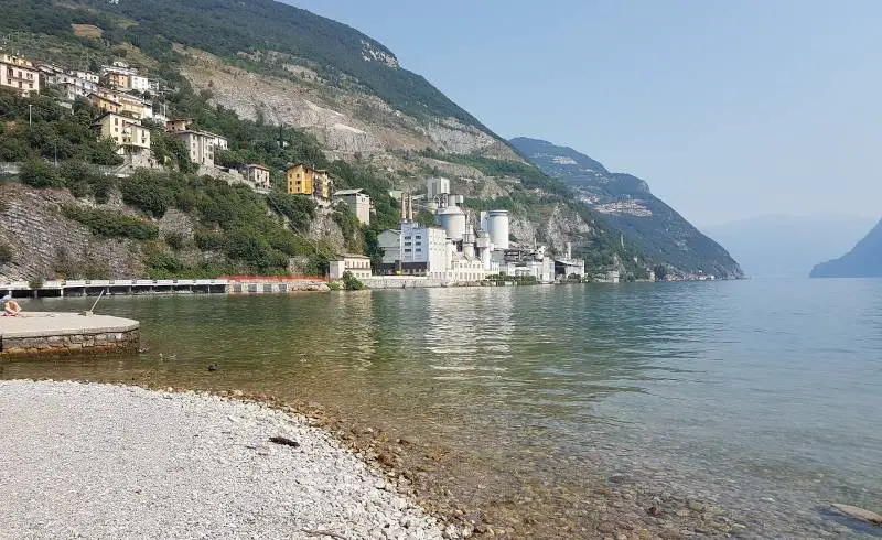 Photo de Spiaggetta pubblica avec caillou clair de surface